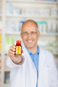 apotheker zeigt medikament