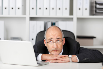 nachdenklicher mann im büro