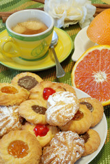 pasticcini,caffè e spremuta d'arancia