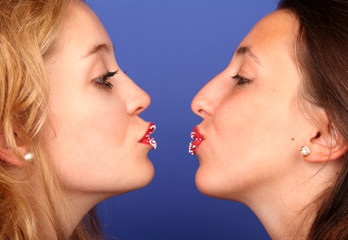 Obraz premium Frauen küssen sich