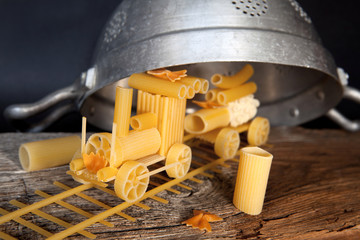 vecchio scolapasta con trenino