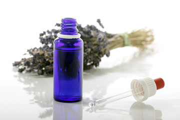 Tropfer und Glasflasche mit Lavendel