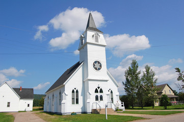 Fototapeta na wymiar Kanadyjska biały kościół