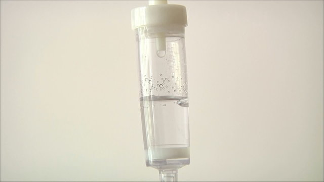 капельница в операционной комнате