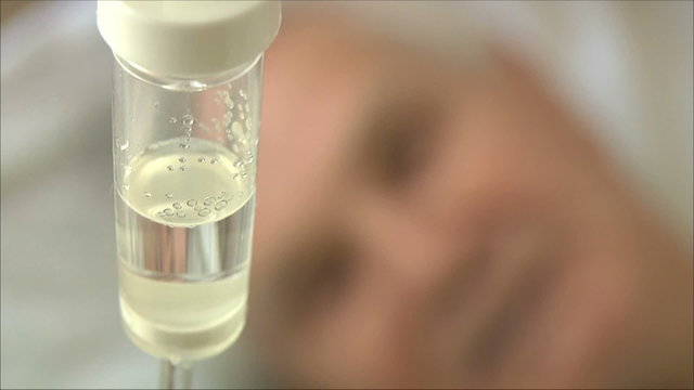 внутривенное вливание пациенту