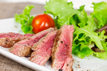 Rumpsteak in Streifen mit Salat