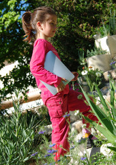 petite fille avec une tablette tactile