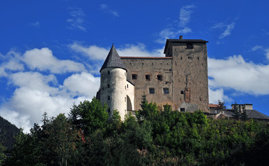 Fototapeta na wymiar Schloss Naudersberg im Tirol