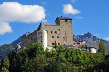 Fototapeta na wymiar Schloss in Nauders-Tirol