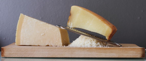 Formaggi italiani stagionati da grattugiare