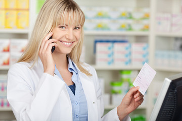 apothekerin mit rezept am telefon