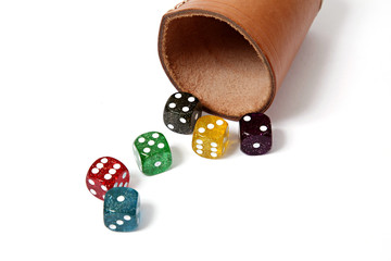 Würfelbecher mit Spielwürfeln