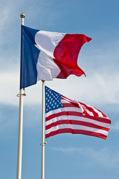 Drapeaux fran&ccedil;ais et am&eacute;ricains