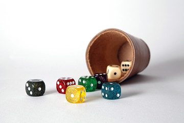 Würfelbecher mit alten und neuen Würfeln