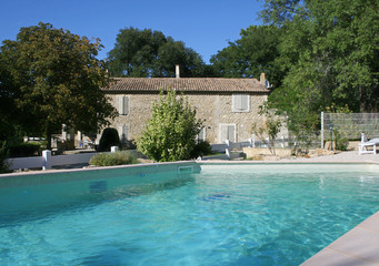 Une maison provençale en pierre  avec  une piscine