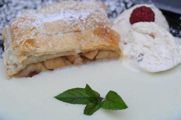 frischer Apfelstrudel