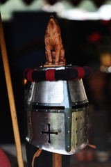 Ritterhelm mit Tierfigur