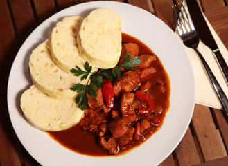 Gulasch mit Böhmischen Knödeln