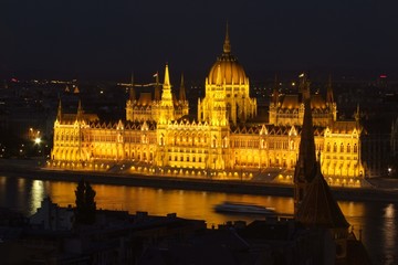Obraz premium Parlament in Budapest, Nachtaufnahme von der Fischerbastei