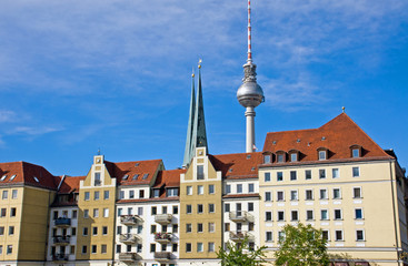 Fototapeta na wymiar Nikolaiviertel i wieża telewizyjna w Berlinie