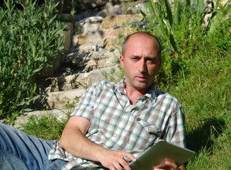 homme se servant d'une tablette tactile