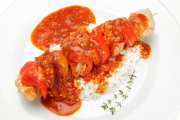 Fleischspieß, Paprikasoße und Reis