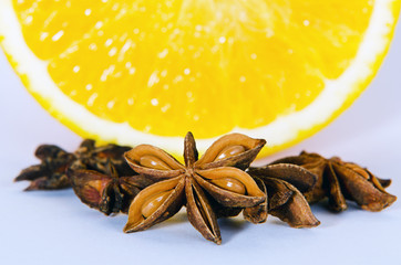 Sternanis vor Orange