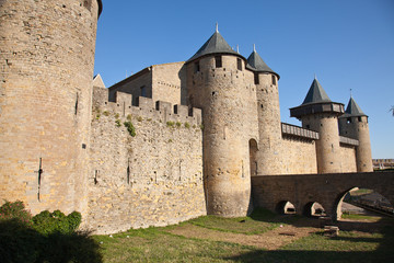 Fototapeta na wymiar Puente de Narbona y foso, Carcassonne