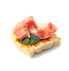 Toast jambon cru crème de basilic