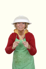 Frau mit Nudelsieb