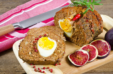 Falsche Hase mit Eier und  Feige