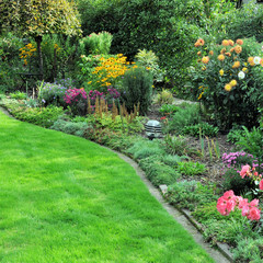 Blumengarten im Herbst