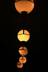fila di lampadari accesi al buio