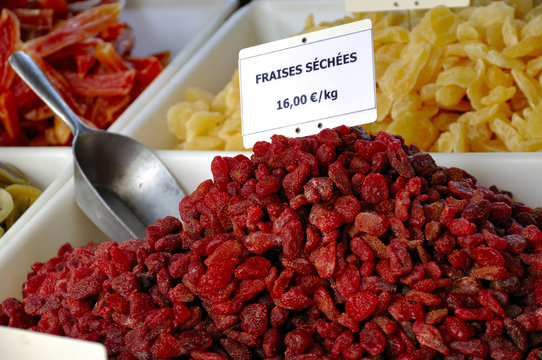 Marktstand mit Erdbeeren auf Marktplatz von Eauze Midi-Pyr&eacute;n&eacute;es