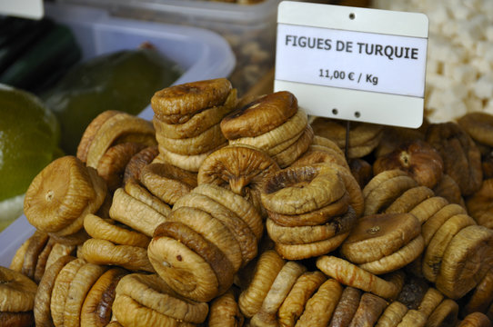 Marktstand mit Feigen auf Marktplatz von Eauze Midi-Pyr&eacute;n&eacute;es Arm