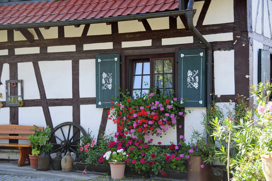 Blumenfenster Schwarzwaldhaus