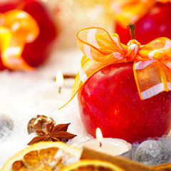 Rote Äpfel und Kerzenlicht