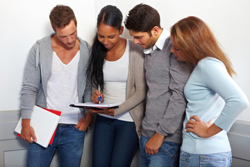 Studenten lernen gemeinsam