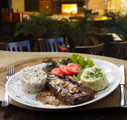 Carne de vaca com salada e arroz