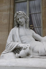 Statue de l'Assembl&eacute;e nationale &agrave; Paris