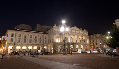 Fototapeta na wymiar Milan w nocy ..... Teatro alla skala
