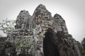 Fototapeta na wymiar twarze rze¼bione w Angkor w Kambodży