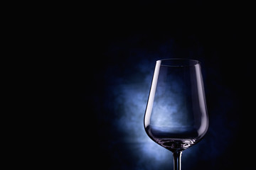 Calice di Vino su sfondo rurale