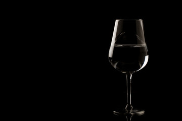 Calice di vino illuminato dai bordi