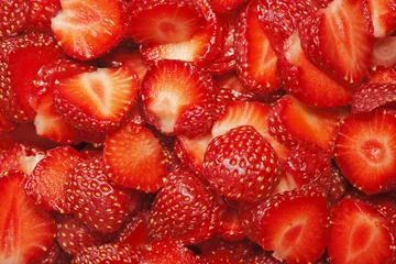 Selbstklebende Fototapeten Geschnittene Erdbeeren © Stocksnapper