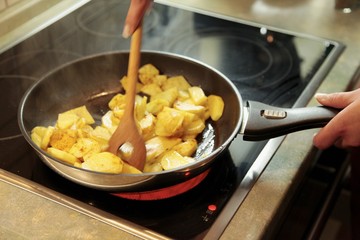 Bratkartoffeln in einer Bratpfanne auf dem Herd