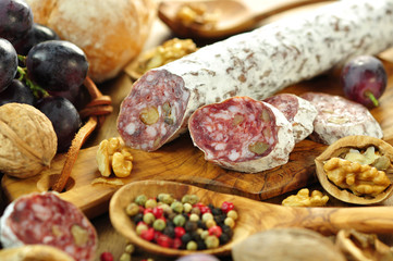 Trauben, Salami
