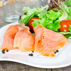 geräucherter Lachs mit Salat