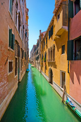 Fototapeta na wymiar Piękna aleja w Wenecji, Włochy.
