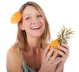Frau mit Ananas